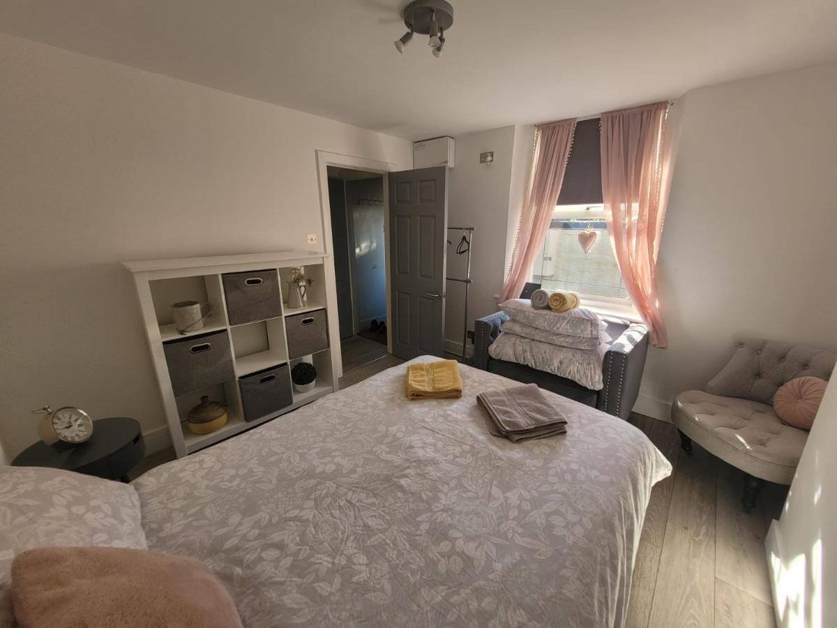 Entire Apartment With Sun Filled Private Garden Маргит Экстерьер фото