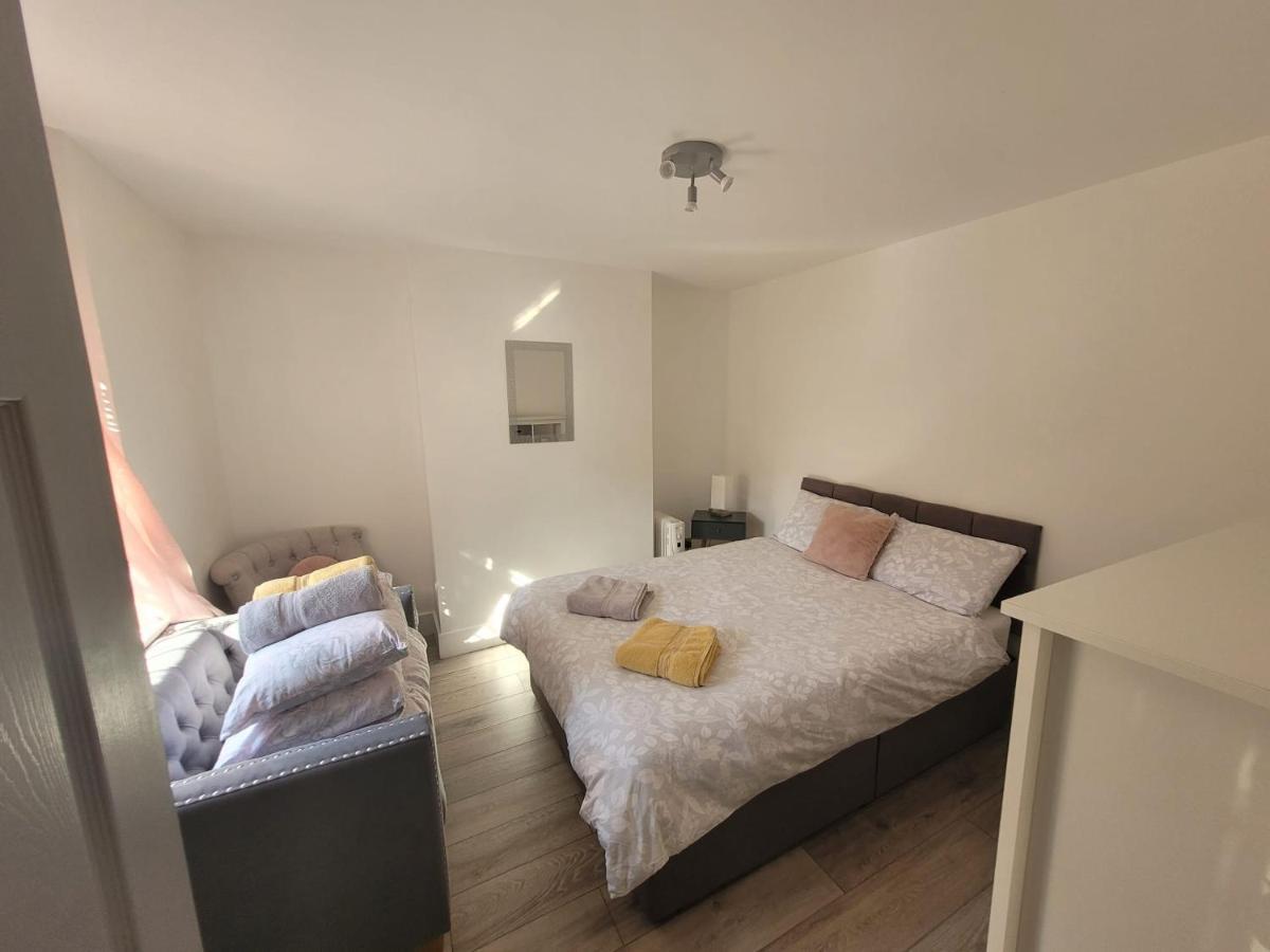 Entire Apartment With Sun Filled Private Garden Маргит Экстерьер фото