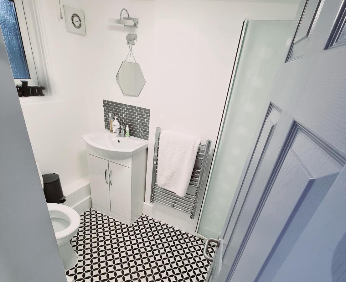 Entire Apartment With Sun Filled Private Garden Маргит Экстерьер фото